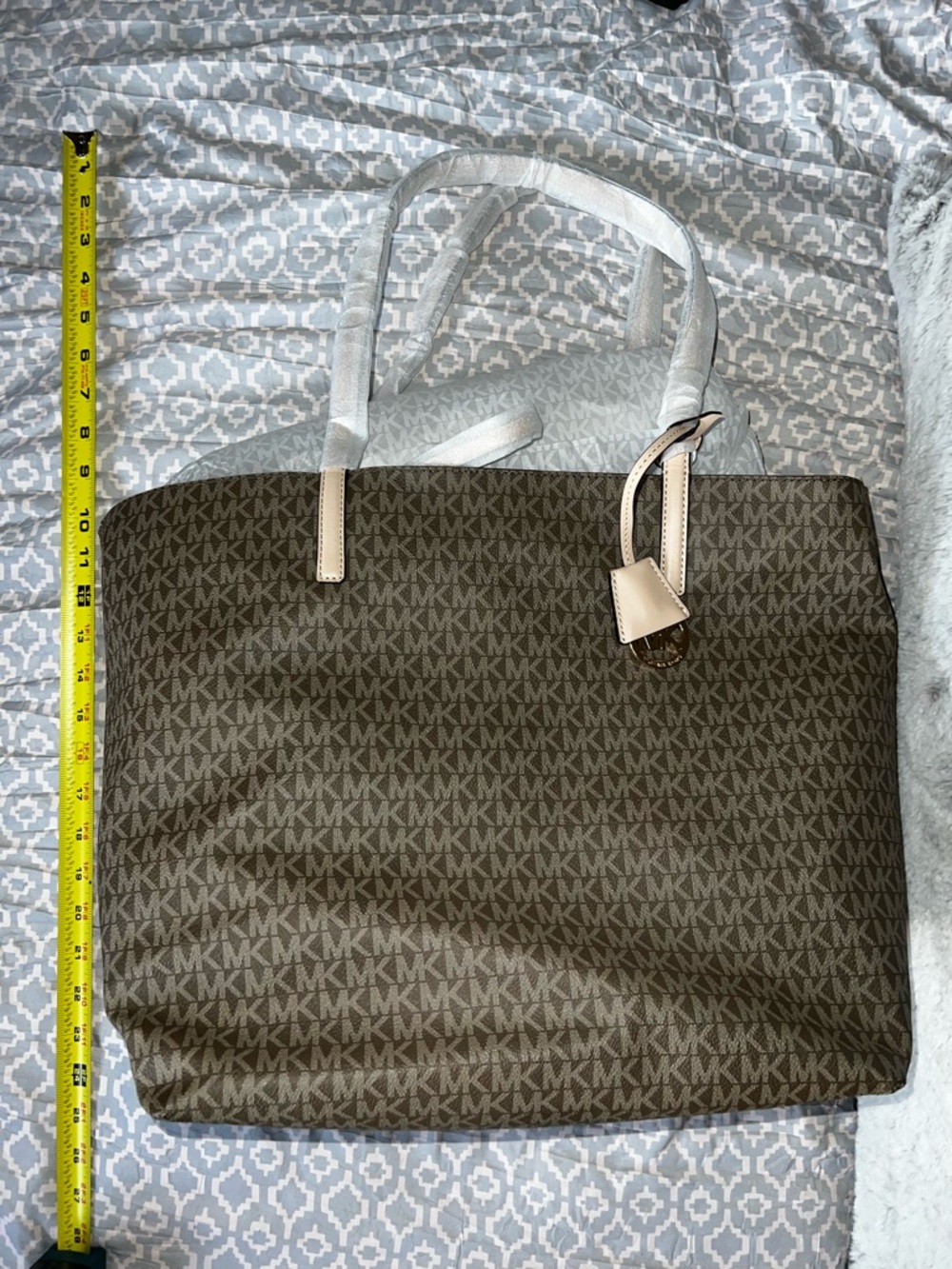 Michael Kors Hayley Large EW Tote in the Mocha/Bisque colorway - NWT